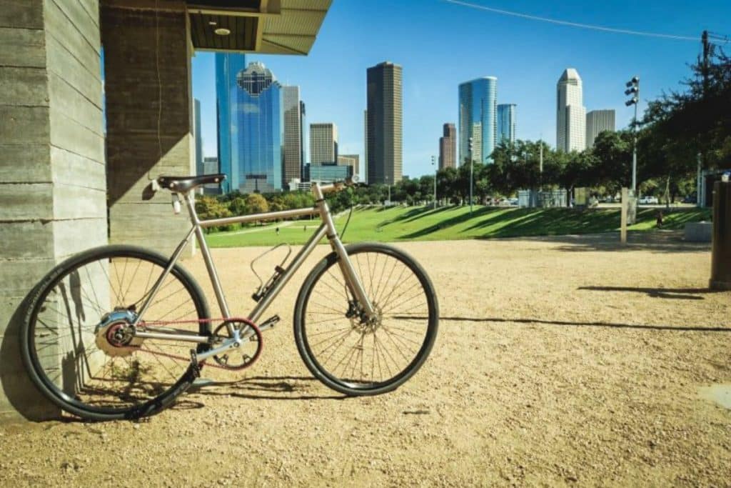 vélo posé devant parc et building